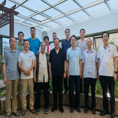 中國(guó)楹聯(lián)學(xué)會(huì)野草詩(shī)社黨委書(shū)記、社長(zhǎng)李殿仁中將一行到融安特調(diào)研